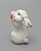 Статуэтка «Заяц с цветком», скульптор Чарушин Е. И., анималистика ЛФЗ, 1950-60 гг.