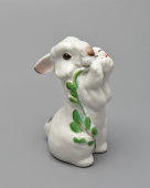 Статуэтка «Заяц с цветком», скульптор Чарушин Е. И., анималистика ЛФЗ, 1950-60 гг.