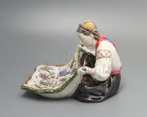 Конфетница «Украинка с ковром», скульптор Холодная М. П., ЗиК Конаково, 1958 г.