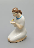 Статуэтка «Девушка с цыпленком», скульптор Львов Ю. М., Песочное (Первомайский фарфоровый завод), 1960-70 гг.