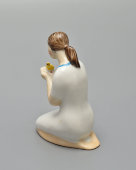 Статуэтка «Девушка с цыпленком», скульптор Львов Ю. М., Песочное (Первомайский фарфоровый завод), 1960-70 гг.