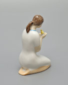 Статуэтка «Девушка с цыпленком», скульптор Львов Ю. М., Песочное (Первомайский фарфоровый завод), 1960-70 гг.