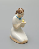 Статуэтка «Девушка с цыпленком», скульптор Львов Ю. М., Песочное (Первомайский фарфоровый завод), 1960-70 гг.