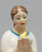 Статуэтка «Девушка с цыпленком», скульптор Львов Ю. М., Песочное (Первомайский фарфоровый завод), 1960-70 гг.