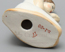 Статуэтка «Девушка с цыпленком», скульптор Львов Ю. М., Песочное (Первомайский фарфоровый завод), 1960-70 гг.