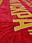 Огромное знамя-растяжка аккумуляторного завода «Красная искра», Ленинград, 1930-40 гг.