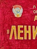 Огромное знамя-растяжка аккумуляторного завода «Красная искра», Ленинград, 1930-40 гг.