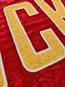 Огромное знамя-растяжка аккумуляторного завода «Красная искра», Ленинград, 1930-40 гг.