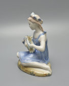 Статуэтка «Девочка с букетом», скульптор Сапожникова Т. Н., Гжель, Артель «Художественная керамика», 1950-60 гг.