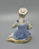 Статуэтка «Девочка с букетом», скульптор Сапожникова Т. Н., Гжель, Артель «Художественная керамика», 1950-60 гг.