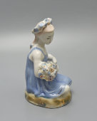 Статуэтка «Девочка с букетом», скульптор Сапожникова Т. Н., Гжель, Артель «Художественная керамика», 1950-60 гг.