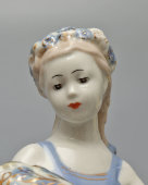 Статуэтка «Девочка с букетом», скульптор Сапожникова Т. Н., Гжель, Артель «Художественная керамика», 1950-60 гг.