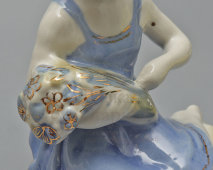 Статуэтка «Девочка с букетом», скульптор Сапожникова Т. Н., Гжель, Артель «Художественная керамика», 1950-60 гг.