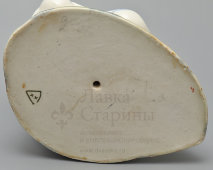 Статуэтка «Девочка с букетом», скульптор Сапожникова Т. Н., Гжель, Артель «Художественная керамика», 1950-60 гг.