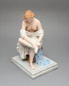 Статуэтка «За туалетом» (Одевающаяся девушка​), бисквит, завод Гарднера, 19 век