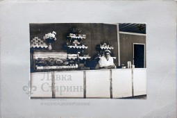 Фото продавщицы за прилавком, СССР