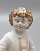 Фигурка «Мальчик с мишкой», скульптор Холодная М. П., фарфор, ЛФЗ, 1950-е