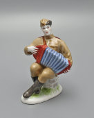 Статуэтка «Гармонист» (Солдат Василий Теркин), скульптор Велихова С. Б., ЛФЗ, 1950-60 гг.