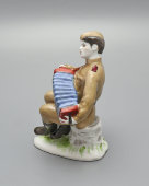 Статуэтка «Гармонист» (Солдат Василий Теркин), скульптор Велихова С. Б., ЛФЗ, 1950-60 гг.