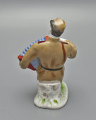 Статуэтка «Гармонист» (Солдат Василий Теркин), скульптор Велихова С. Б., ЛФЗ, 1950-60 гг.