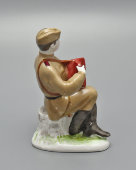 Статуэтка «Гармонист» (Солдат Василий Теркин), скульптор Велихова С. Б., ЛФЗ, 1950-60 гг.