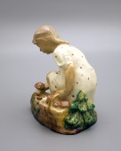 Статуэтка «Девочка собирает грибы», керамика, Гжель
