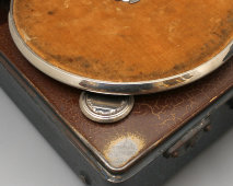 Компактный патефон в металлическом каркасе «Columbia Viva tonal Grafonola № 100», Англия, 1930-40 гг.