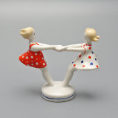 Фигурка «Кружащиеся девочки» («Карусель»), скульптор Фёдорова Т. А., фарфор, ЛЗФИ, 1956-67 гг.