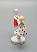 Фигурка «Кружащиеся девочки» («Карусель»), скульптор Фёдорова Т. А., фарфор, ЛЗФИ, 1956-67 гг.