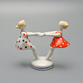 Фигурка «Кружащиеся девочки» («Карусель»), скульптор Фёдорова Т. А., фарфор, ЛЗФИ, 1956-67 гг.