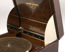 Патефон «Viva-tonal Columbia Grafonola» с обивкой из натуральной кожи, Англия, 1930-40 гг.