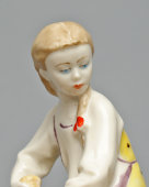 Фигурка «Девочка с веником» (Юная помощница), скульптор Л. Н. Сморгон, ЛЗФИ, фарфор, 1950-60 гг.