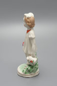 Статуэтка «Девочка с лейкой», скульптор А. Д. Бржезицкая, фарфор, Дулево, 1953 г.