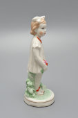 Статуэтка «Девочка с лейкой», скульптор А. Д. Бржезицкая, фарфор, Дулево, 1953 г.