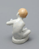 Статуэтка «Ребенок с рыбкой» (Девочка с рыбкой), скульптор Столбова Г. С., фарфор ЛФЗ, 195-60 гг.