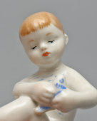 Статуэтка «Ребенок с рыбкой» (Девочка с рыбкой), скульптор Столбова Г. С., фарфор ЛФЗ, 195-60 гг.