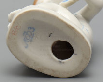 Статуэтка «Ребенок с рыбкой» (Девочка с рыбкой), скульптор Столбова Г. С., фарфор ЛФЗ, 195-60 гг.