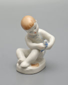 Статуэтка «Ребенок с рыбкой» (Девочка с рыбкой), скульптор Столбова Г. С., фарфор ЛФЗ, 195-60 гг.