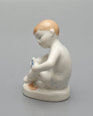Статуэтка «Ребенок с рыбкой» (Девочка с рыбкой), скульптор Столбова Г. С., фарфор ЛФЗ, 195-60 гг.