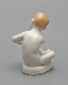 Статуэтка «Ребенок с рыбкой» (Девочка с рыбкой), скульптор Столбова Г. С., фарфор ЛФЗ, 195-60 гг.