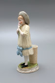 Фарфоровая статуэтка-карандашница «Девочка с цветами», Гарднер, Россия конец 19 века