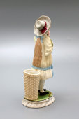 Фарфоровая статуэтка-карандашница «Девочка с цветами», Гарднер, Россия конец 19 века