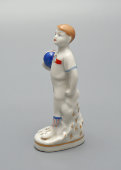 Статуэтка «Юный динамовец», скульптор Интизарян​ М. А.​, фарфор, Вербилки, 1950-60 гг.