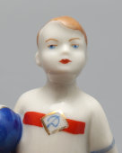 Статуэтка «Юный динамовец», скульптор Интизарян​ М. А.​, фарфор, Вербилки, 1950-60 гг.