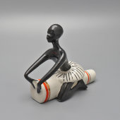 Фигурка «Африканец с барабаном», скульптор Федорова Т. А., фарфор, ЛЗФИ, 1950-60 гг.