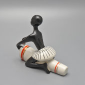 Фигурка «Африканец с барабаном», скульптор Федорова Т. А., фарфор, ЛЗФИ, 1950-60 гг.