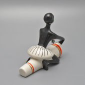 Фигурка «Африканец с барабаном», скульптор Федорова Т. А., фарфор, ЛЗФИ, 1950-60 гг.