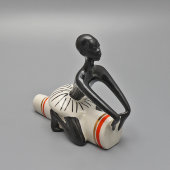 Фигурка «Африканец с барабаном», скульптор Федорова Т. А., фарфор, ЛЗФИ, 1950-60 гг.