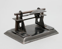 Старинный дырокол