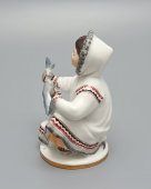 Фигурка «Якутка с севрюгой», автор Велихова С. Б., фарфор ЛФЗ, 1970-80 гг.